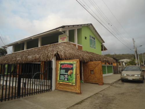 vendo casa con negocio puerto cayo 