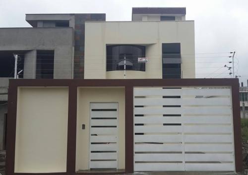 CASA POR ESTRENAR EN LA URBANIZACION EL PORTON DEL RIO