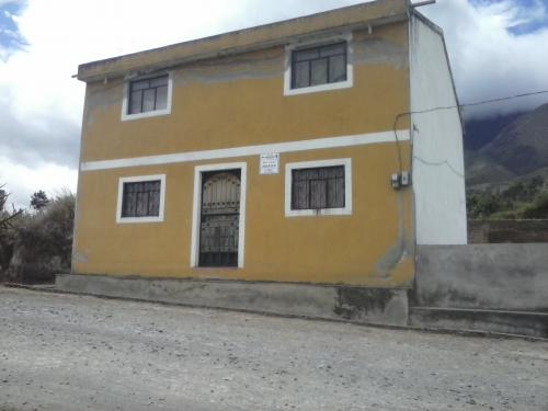 CASA EN QUINCHUQUI INCLUYE TERRENO CON VISTA PANORÁMICA