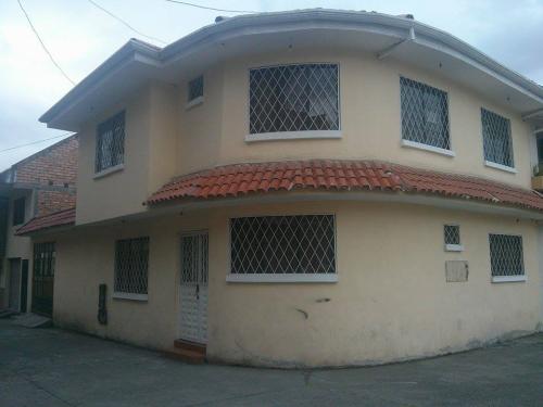 Villa Esquinera Amplia en La Cdla Los Joyeros a Dos Cuadras Av Don Bosco