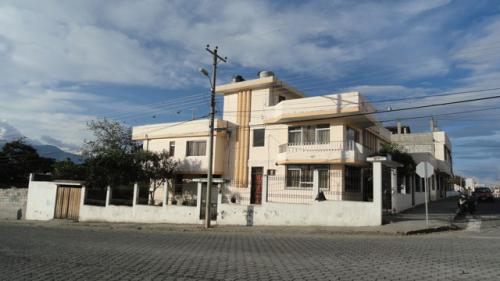 VENDO CASA GRANDE EN ATUNTAQUI