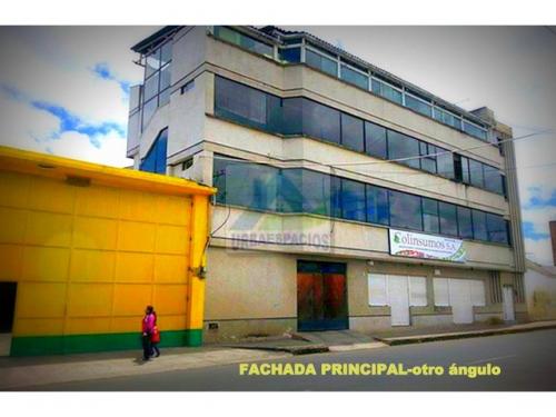 AL COSTO CASA CENTRAL  DE 4 PISOS EN TULCAN