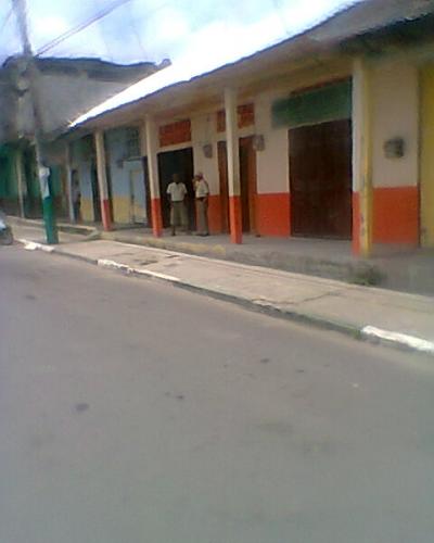 POR VIAJE, LINDA CASA RENTERA EN EL CENTRO DE QUININDE !!