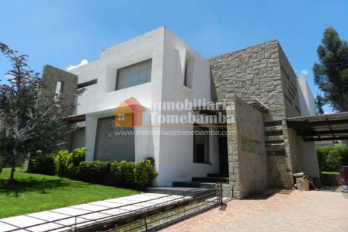 LUJOSA CASA DE VENTA EN CUENCA CON AMPLIA AREA VERDE SECTOR SAN JOAQUIN