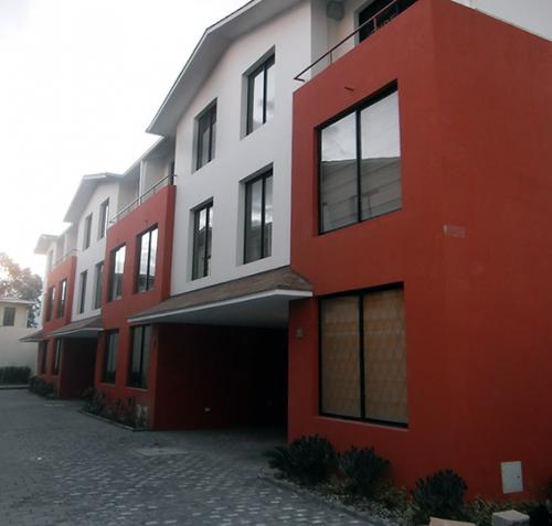 CASA VIA A MARIANITAS, EN CONJUNTO PRIVADO, 3 PLANTAS $68.000 ACEPTAMOS BIESS 2353232, 0997592747