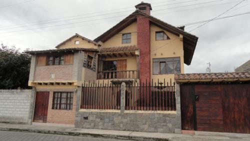 VENDO HERMOSA CASA EN PRESTIGIOSA CIUDADELA DE OTAVALO