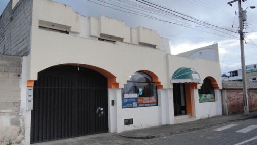 VENDO CASA EMPLIA EN OTAVALO