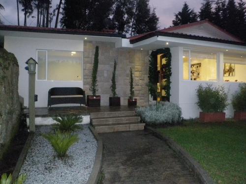 Hermosa casa en una sola planta, moderna. Club Los Chillos