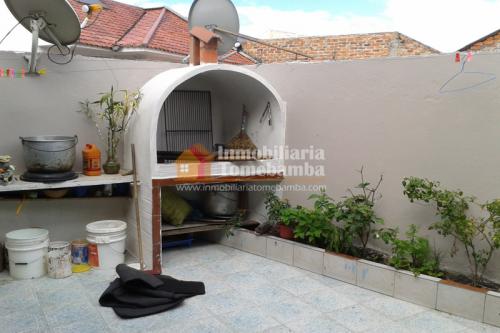 CASA DE VENTA EN CUENCA CON LOCAL Y 2 DEPARTAMENTOS