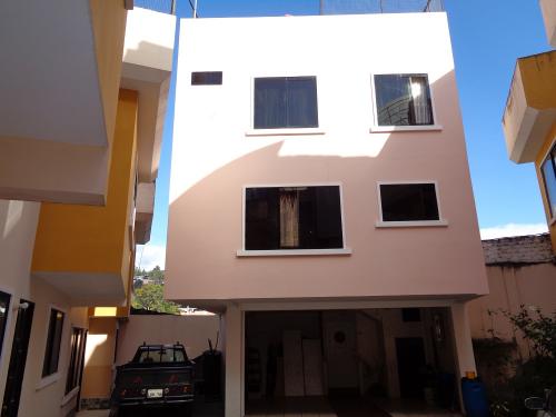 EN VENTA HERMOSA CASA, EN EL CENTRO DE LA CIUDAD (Juan Jose Peña y Azuay)