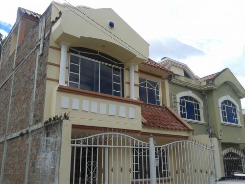 LISTA PARA MUDARSE, EN VENTA HERMOSA  CASA EN EL ROSAL
