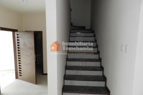 CASA CON DISEÑO MODERNO DE VENTA EN CUENCA SECTOR COLEGIO BORJA