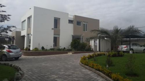 HERMOSA CASA DE VENTA EN NAYON