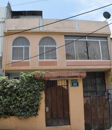 Vendo Casa de 2 departamentos, con terraza y 1 garage en Urb. Jardín del Valle