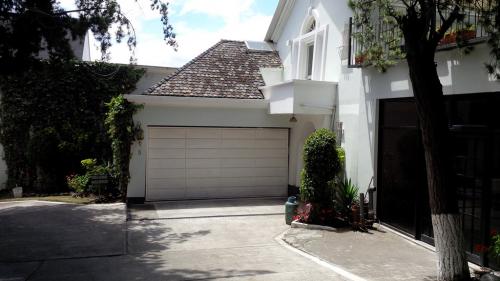 Hermosa y amplia Casa de lujo en “Urbanización el Condado”