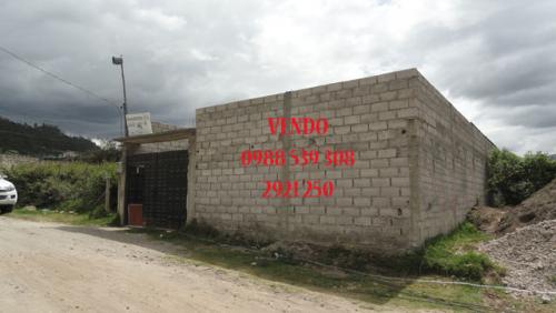 VENDO CASA TIPO MEDIAGUA EN OTAVALO