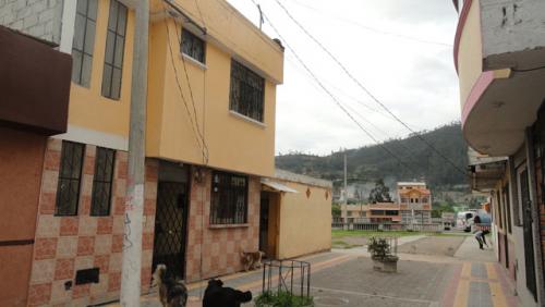 VENDO CASA EN PRESTIGIOSA CIUDADELA DE OTAVALO