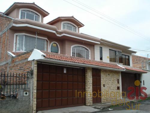 VILLA DE TRES PLANTAS CON ÁREAS VERDES - ACABADOS DE PRIMERA ZONA RESIDENCIAL