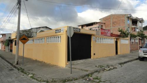 SE VENDE CASA ESQUINERA EN OTAVALO