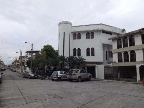 Casa de tres pisos y terraza en venta en Kennedy Nueva