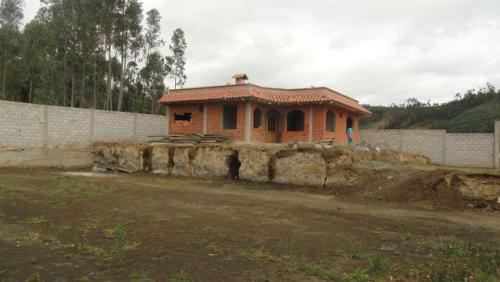 VENDO PROPIEDAD CON CASA EN OBRA NEGRA EN OTAVALO