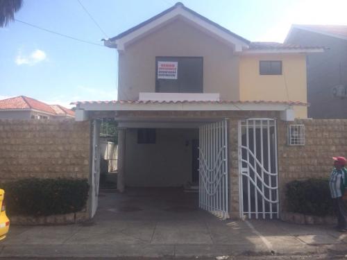 Venta de casa de dos plantas en Cdla Puerto Azul via la Costa de guayaquil