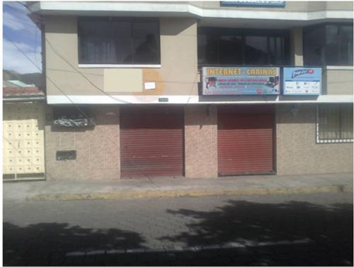 Se vende una casa de dos pisos de oportunidad con dos departamentos un mini departamento y dos locales comerciales con garaje, al Sur de quito cerca a