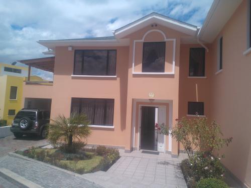 En Conocoto, PERFECTA CASA! 3 dormitorios, 2 garages