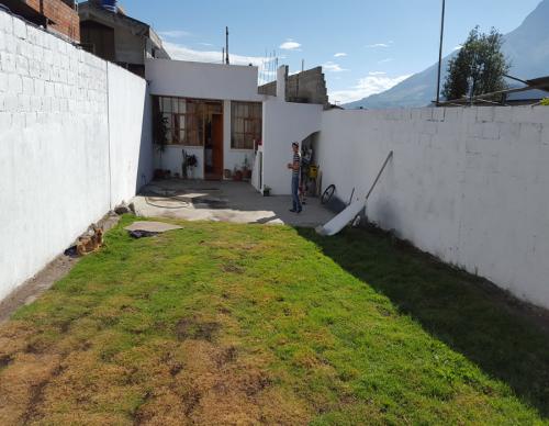 CASA EN OTAVALO A UNA CUADRAS DE LA PANAMERICANA