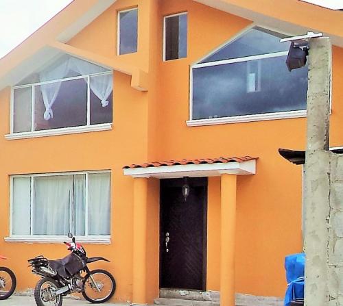 VENDO DE OPORTUNIDAD  HERMOSA CASA EN OTAVALO POR ESTRENAR