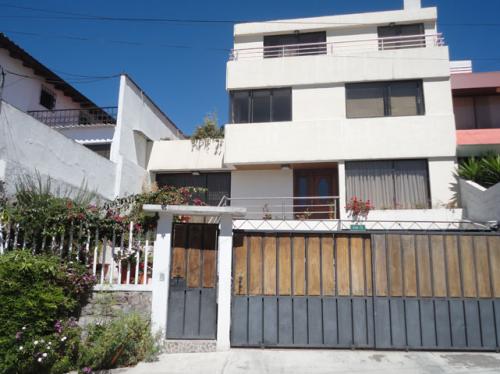 VENDO CASA EN QUITO O CAMBIO CON PROPIEDAD AGRICOLA 