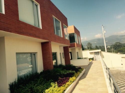 CUMBAYA OPORTUNIDAD ÚLTIMA CASA VÍA INTERVALLES 173M2 CONSTRUCCIÓN MÁS 156 M2 DE PATIO