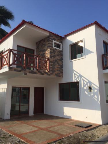 Venta villa dos plantas  via data total privacidad Km 12/5 vía data – posorja Playas - Ecuador $84.000,00 dólares.(escuchamos ofertas)