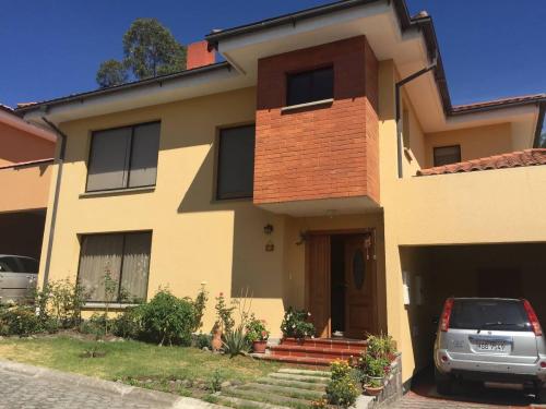 EXCELENTE SECTOR DE CUMBAYA LINDA Y AMPLIA CASA