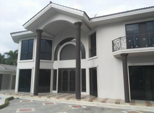 Casa lujosa en venta en Laguna Club con vista al lago, amplios ambientes