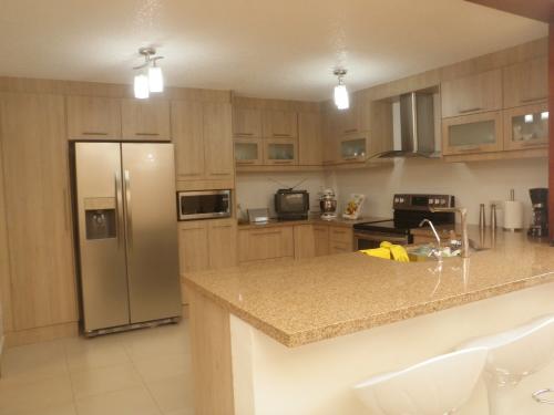 Casa en conjunto con 4 dormitorios, son adosamientos, Moderna!!