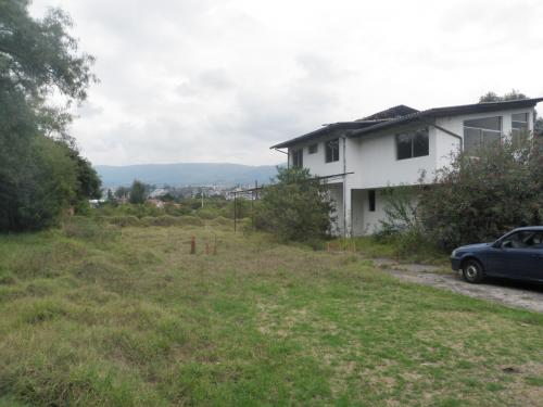 OPORTUNIDAD! Terreno de 4.290m2 con casa por remodelar de 430m2 Via al Tingo, sector Mirasierra