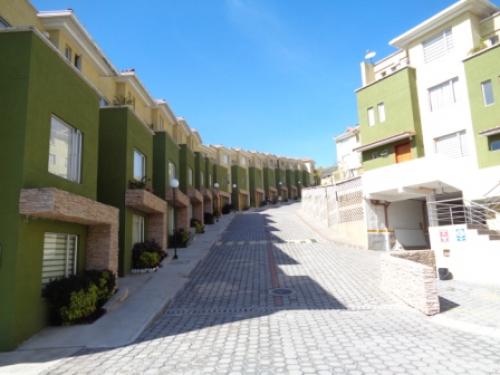 BONITA Y COMODA CASA DE TRES DORMITORIOS CON DOS PARQUEADEROS