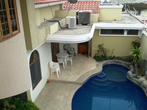 SE VENDE HERMOSA CASA EN URB. PRIVADA