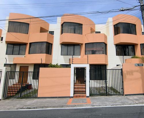 Casa en Quito, sector Einstein, zona residencial, 4 dormitorios $130.000 Inf: 2353232, 0997592747