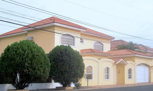 HERMOSA CASA DE 570 M2 EN VENTA EN PUERTO AZUL