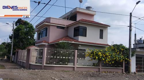 SE VENDE BONITA CASA ESQUINERA AMPLIA DE 3 DORMITORIOS Y TERRAZA