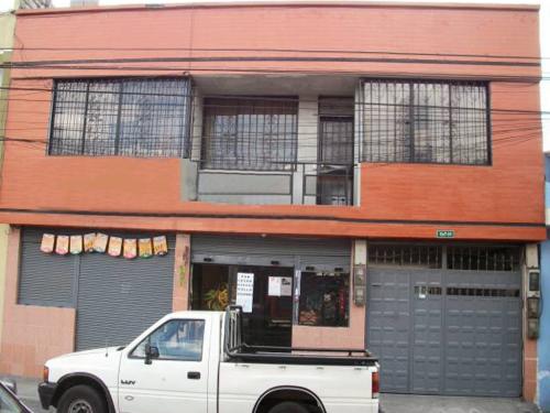 VENDO O CAMBIO PROPIEDAD COMPUESTA POR  2 CASAS EN QUITO  ECUADOR, SECTOR CHILLOGALLO 235.000 DÓLARES NEGOCIABLES