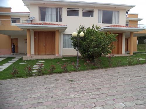 VENDO LUJOSA CASA EN PINSAQUI