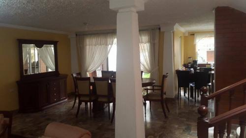 VENDO HERMOSA CASA EN CUENCA-ECUADOR EN 260.000 CON PISOS DE MÁRMOL