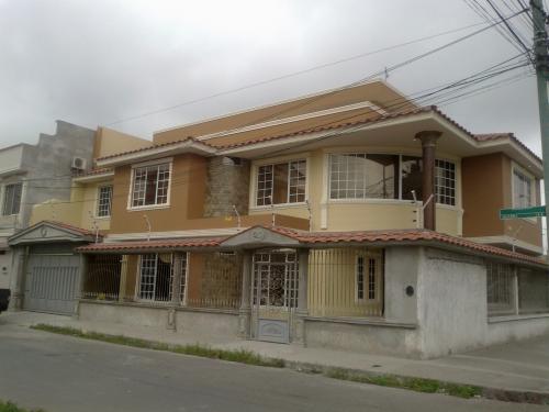 HERMOSA CASA DE 4 DORMITORIOS DE 364 M2 DE CONSTRUCCIÓN FINOS ACABADOS EN MADERA Y HIERRO FORJADO