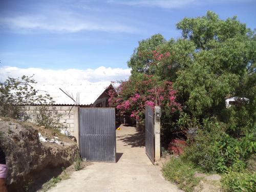 VENDO LINDA CASA Y TERRENO ESQUINERO EN CHALTURA