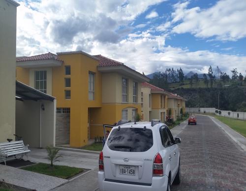 HERMOSA CASA EN CONJUNTO RESIDENCIAL PRIVADO DE OTAVALO