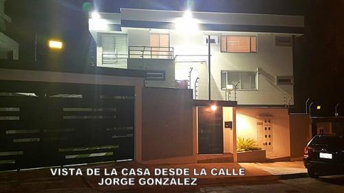 CASA IMPECABLE, DE LUJO, CON INCREIBLES VISTAS DE LA CAPITAL, EN IÑAQUITO ALTO