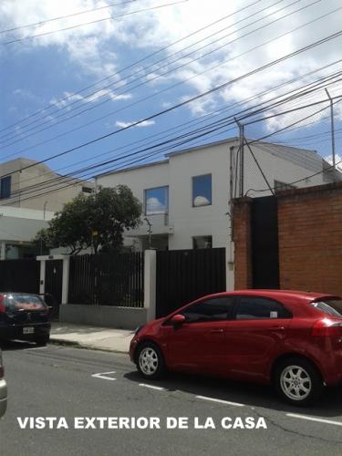 EN VENTA CASA AMPLIA SECTOR PARQUE BICENTENARIO-QUITO